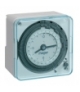 EH710 Zegar analogowy dobowy bez rezerwy chodu w obudowie 230V 1P 16A Hager