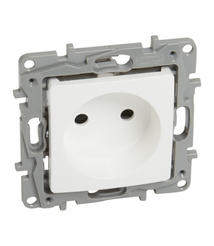Niloe Gniazdo 2P 16 A - 250 V - z przesłoną, zaciski śrubowe - Białe Legrand 764538