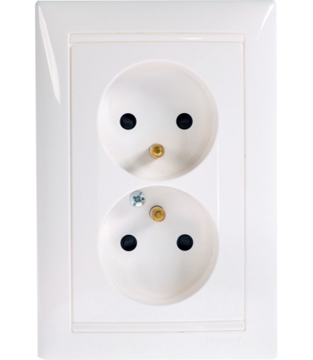 Valena Gniazdo podwójne 2x2P+Z z przesłonami 16A-250V BIAŁE Legrand 770078