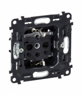 Valena Allure Gniazdo 2p+z z przesłoną Legrand 753024