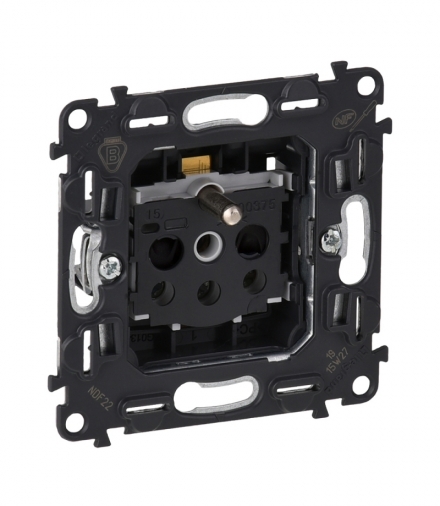 Valena Allure Gniazdo 2p+z z przesłoną Legrand 753084