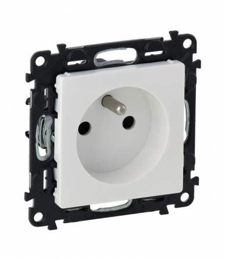 VALENA LIFE GNIAZDO 2P+Z 16 A - 250 V Z PRZESŁONĄ ZACISKI SPRĘŻYNOWE BIAŁY Legrand 753180