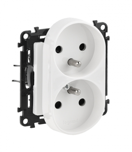 VALENA LIFE GNIAZDO 2 P+Z Z PRZESŁONĄ DO RAMEK WIELOKROTNYCH BIAŁE16 A – 250 V Legrand 753190