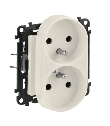 VALENA LIFE GNIAZDO 2 P+Z Z PRZESŁONĄ DO RAMEK WIELOKROTNYCH KREMOWE 16 A – 250 V Legrand 753290
