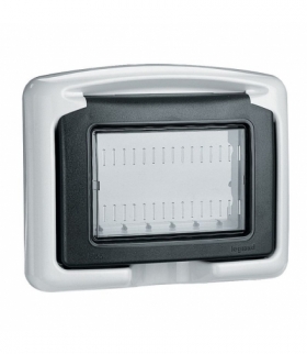 PLEXO IP55 Adapter z klapką i membraną elastyczną do montażu 3 modułów Mosaic w osprzęcie PLEXO IP55 Aluminium Legrand 680633