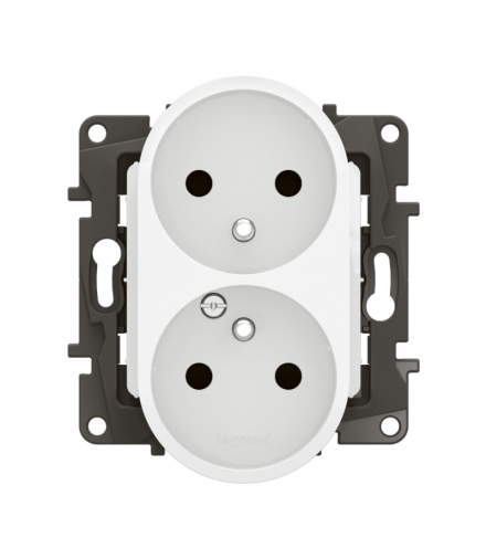 NOWE NILOE - GNIAZDO 2X2P+Z Z PRZESŁONĄ, ZACISKI ŚRUBOWE 16 A - 250 V~ BIAŁE LEGRAND NP3112WH