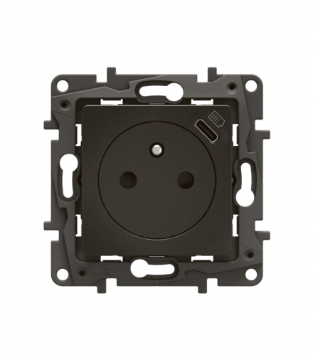 NOWE NILOE - GNIAZDO PŁASKIE 2P+Z Z USB C 16 A - 250 V~ CZARNE LEGRAND NP3302BK
